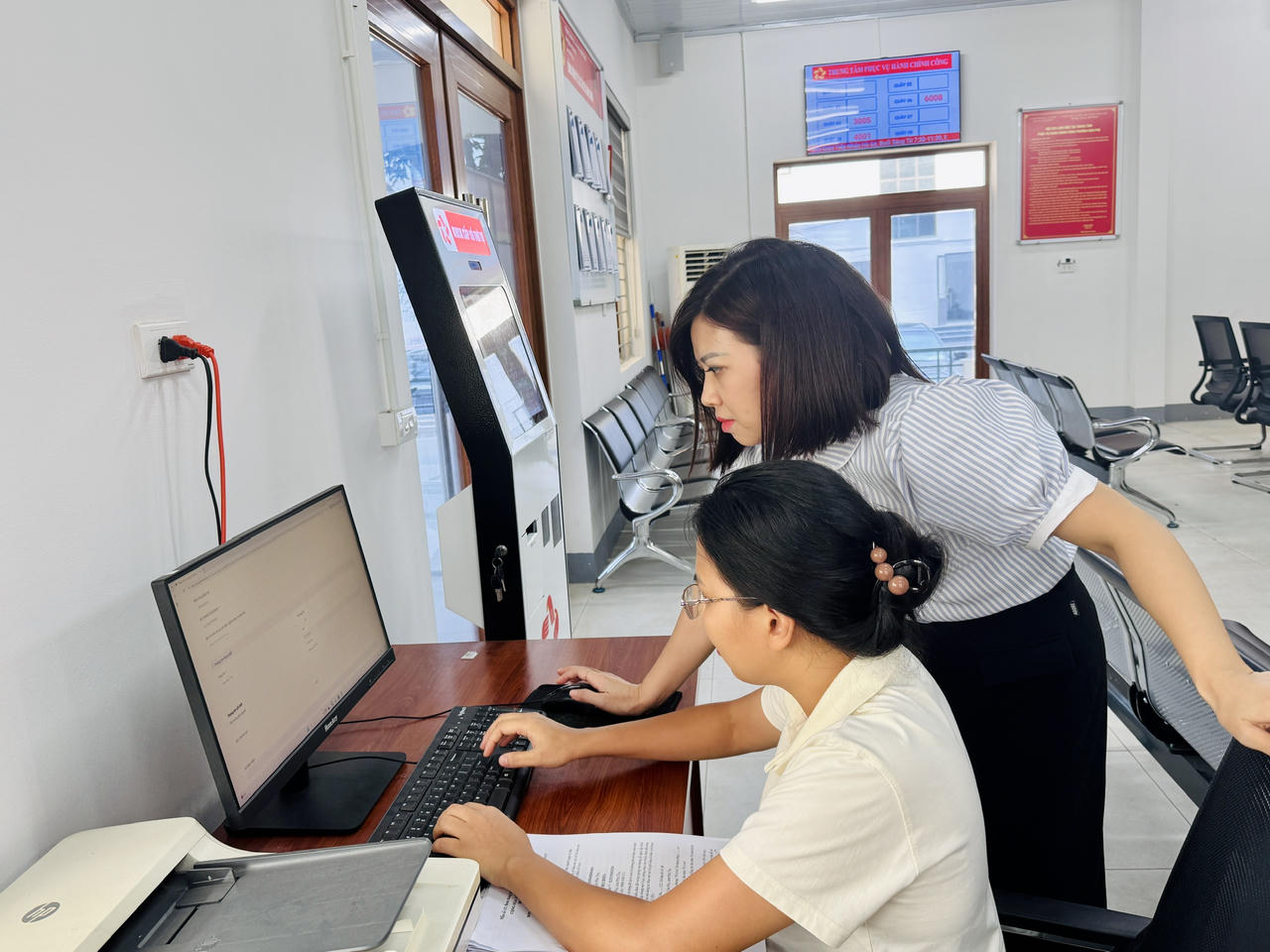Cán bộ Trung tâm Phục vụ hành chính công phường Vân Phú tận tình hướng dẫn, hỗ trợ người dân thực hiện thủ tục hành chính.
