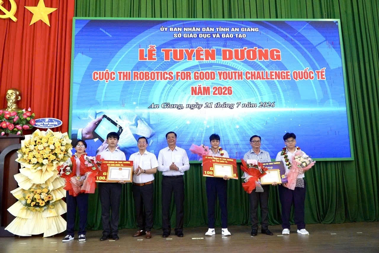 An Giang tôn vinh các tập thể, cá nhân có thành tích xuất sắc về AI, robotics và khởi nghiệp