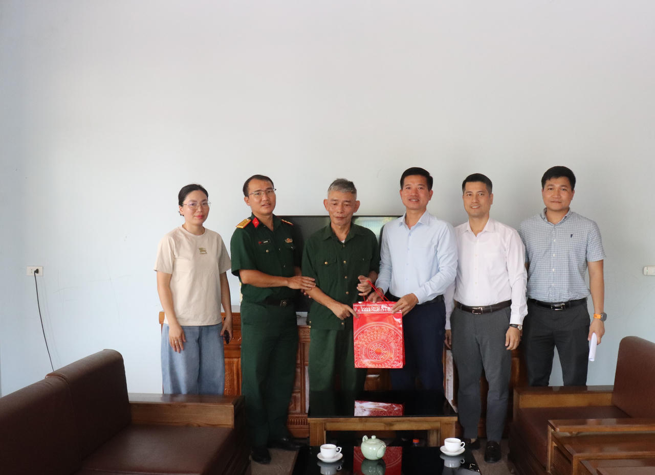Đoàn đến thăm, tặng quà gia đình ông Đỗ Viết Lưu là thương binh. (Ảnh: UBND phường Lào Cai).