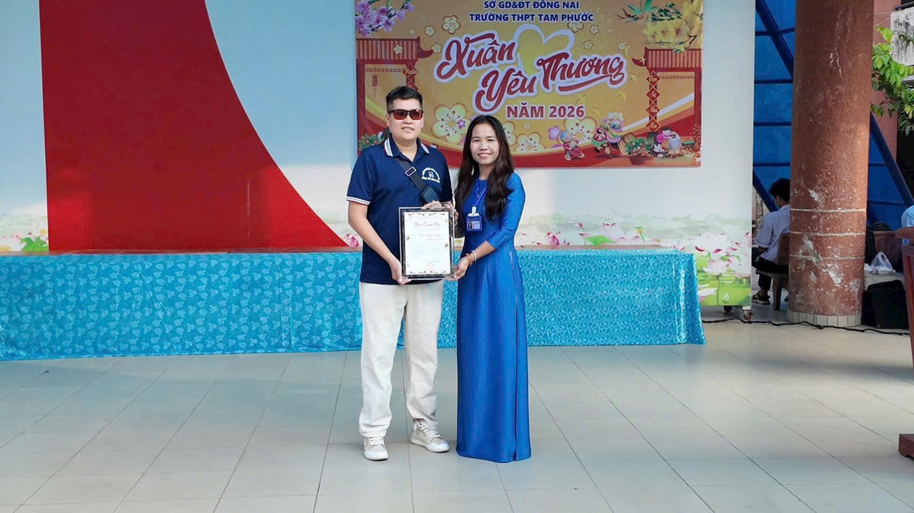 Dũng Bánh Mì nhận thư cảm ơn khi đồng hành cùng chương trình Xuân yêu thương 2026 ở trường THPT Tam Phước (Đồng Nai)