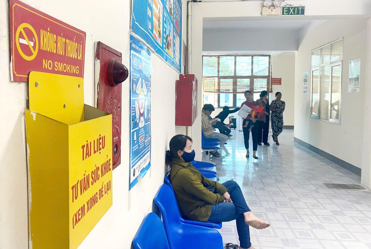 Biển không hút thuốc được treo tại các lối đi lại của TTY xã Cẩm Xuyên, tỉnh Hà Tĩnh nhằm nâng cao nhận thức tuyên truyền. Ảnh: H.T.