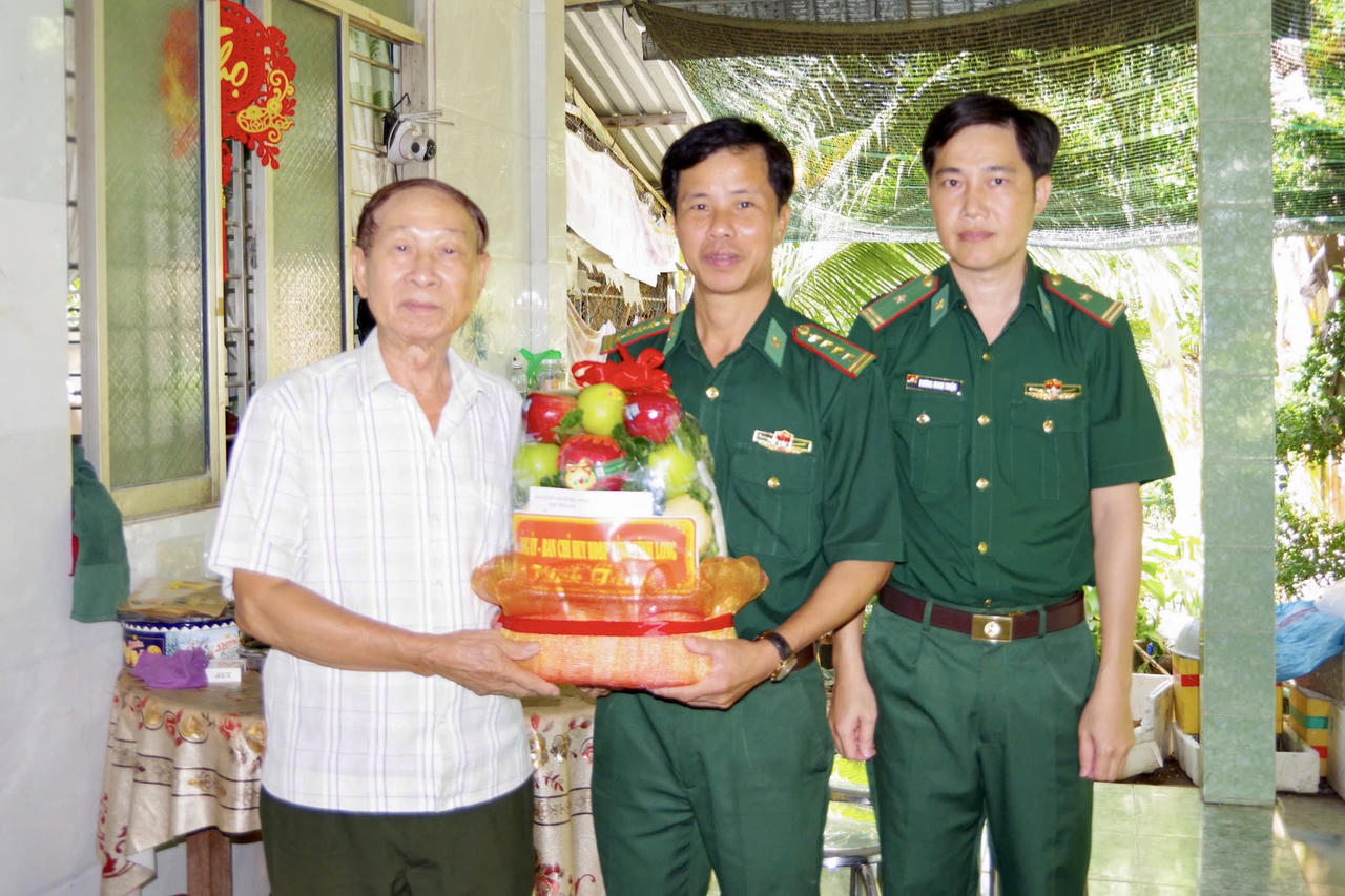 BĐBP Vĩnh Long thăm, tặng quà gia đình chính sách