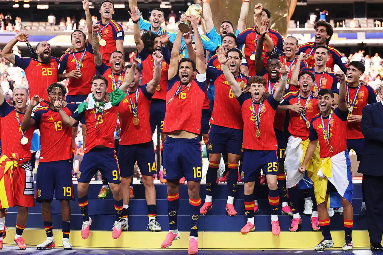 FIFA cắt hình Tổng thống Trump khỏi ảnh ăn mừng vô địch World Cup của Tây Ban Nha
