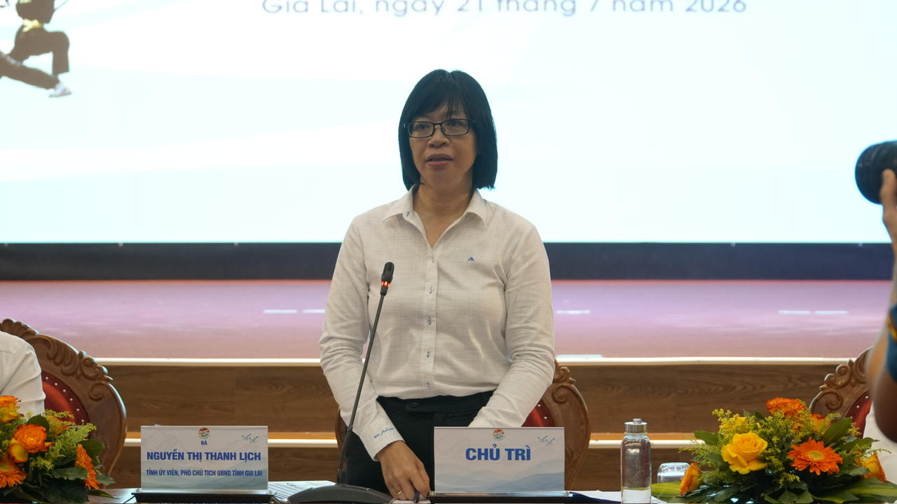 Bà Nguyễn Thị Thanh Lịch - Phó Chủ tịch UBND tỉnh Gia Lai, Trưởng ban Tổ chức Liên hoan phát biểu tại buổi họp báo.