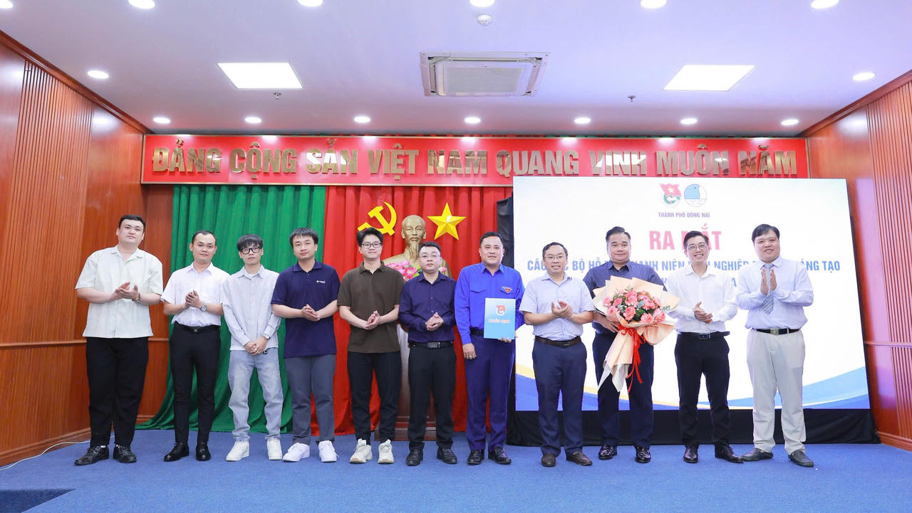 Ban Thường vụ Thành đoàn Đồng Nai ra mắt Ban Chủ nhiệm Câu lạc bộ Hỗ trợ thanh niên khởi nghiệp đổi mới sáng tạo thành phố. Ảnh: Trọng Trung