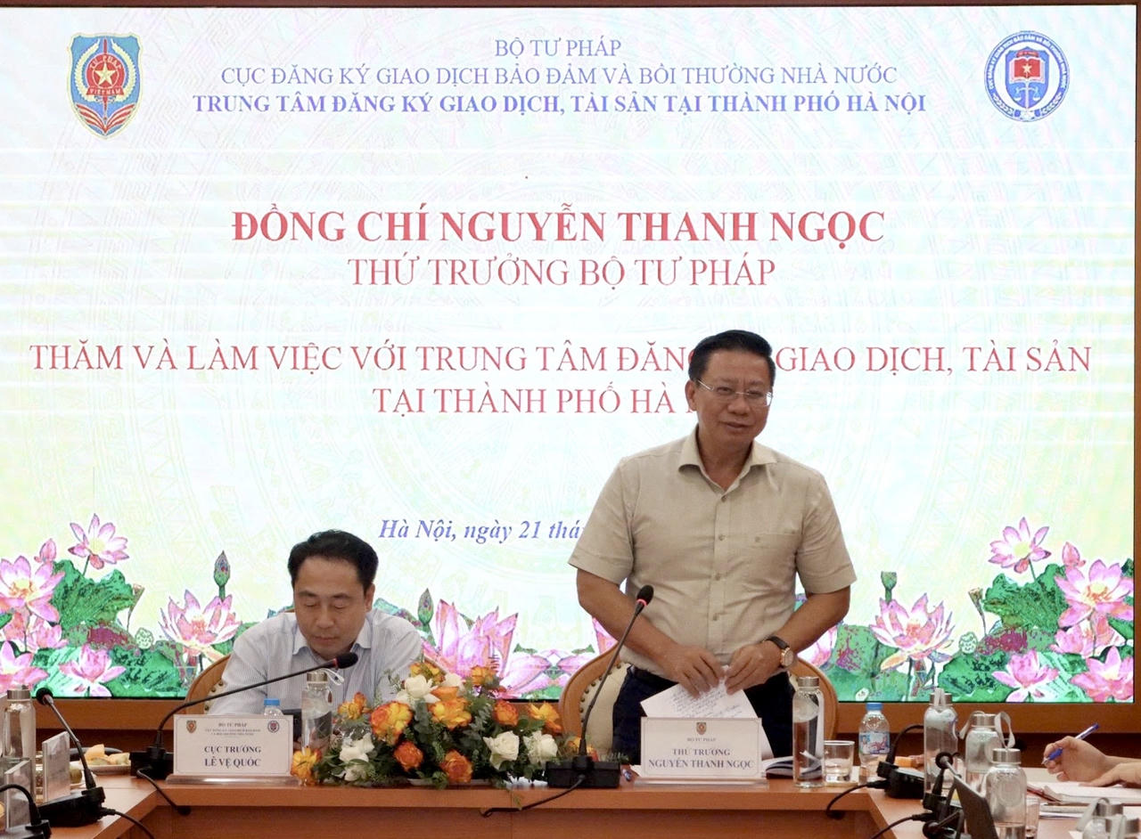 Thứ trưởng Bộ Tư pháp Nguyễn Thanh Ngọc phát biểu tại buổi làm việc.