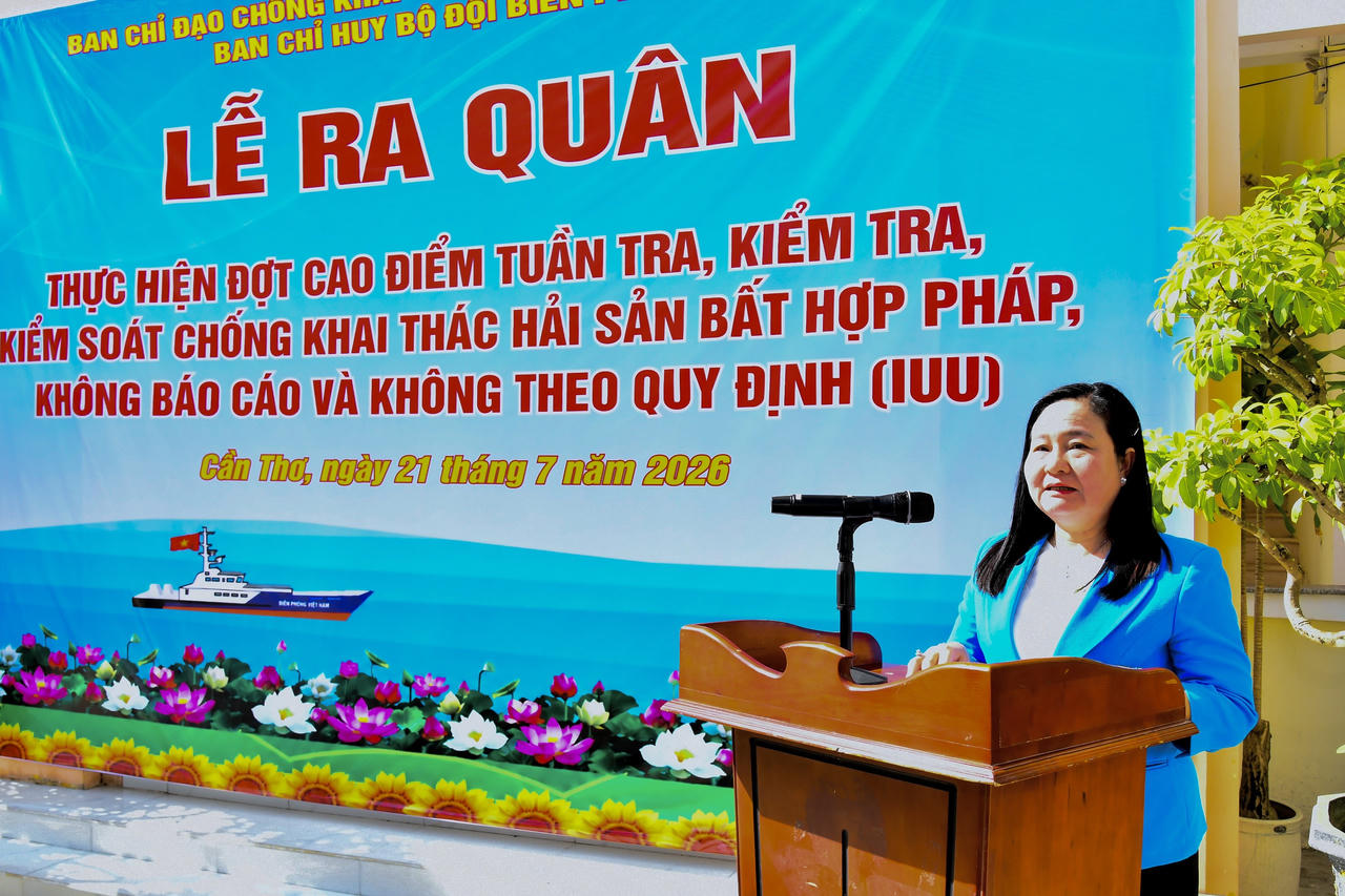 Bà Quách Thị Thanh Bình - Phó Giám Đốc Sở Nông nghiệp và Môi trường, Phó Trưởng Ban thường trực, Ban chỉ đạo chống khai thác IUU TP Cần Thơ phát biểu chỉ đạo tại buổi lễ. Ảnh: Văn Long