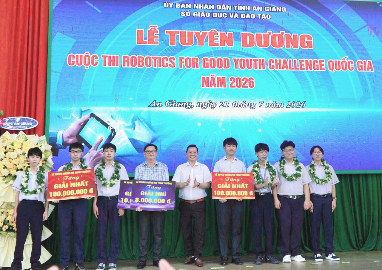 An Giang tôn vinh các tập thể, cá nhân có thành tích xuất sắc về AI, robotics và khởi nghiệp