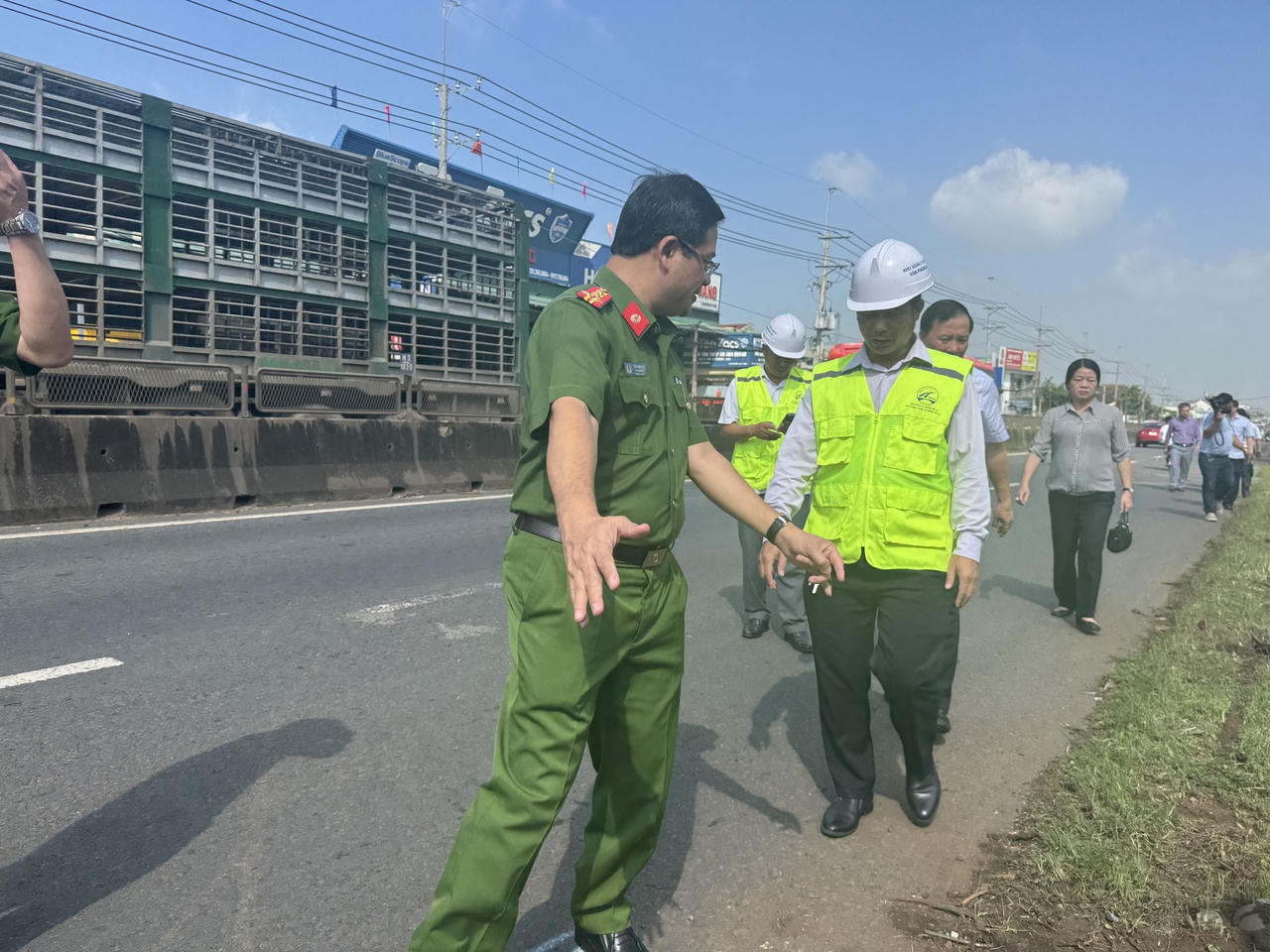 Đoàn công tác kiểm tra hiện trường vụ cháy xe khách. Ảnh: Duy Khương