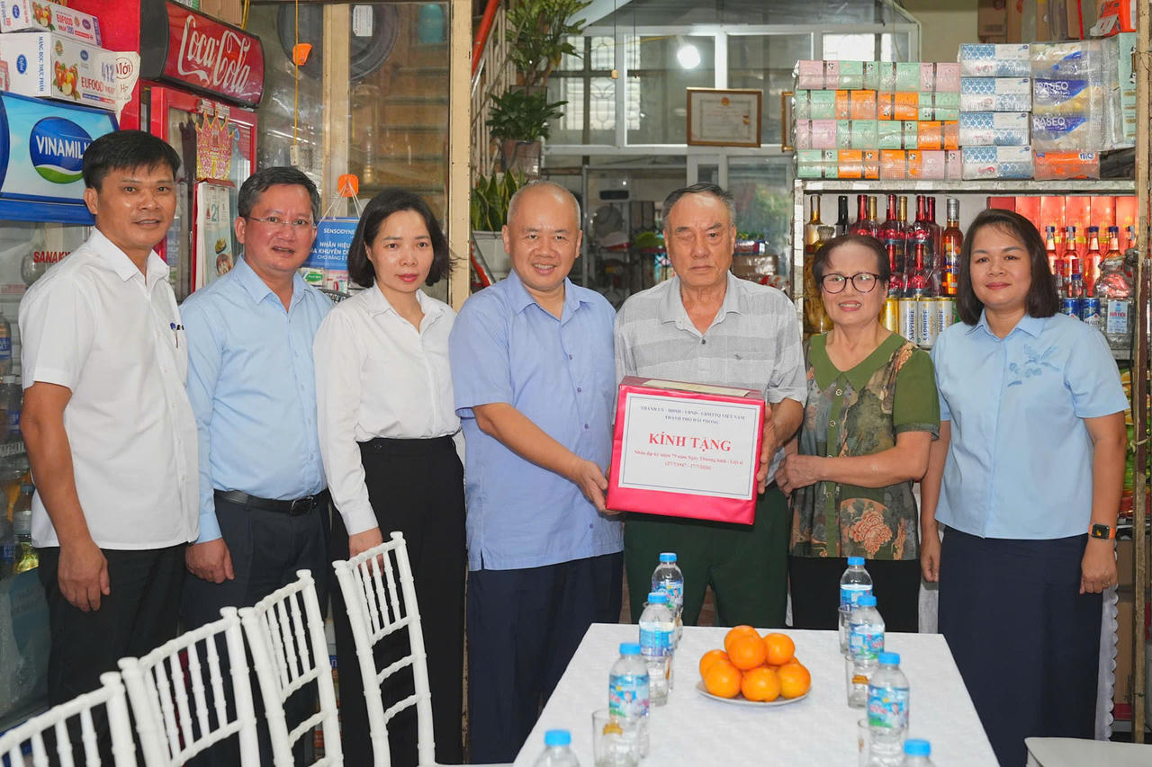 Chủ tịch UBND thành phố Đỗ Thành Trung thăm, tặng quà ông Phạm Văn Sen.(Ảnh Cổng TTĐT TP Hải Phòng)