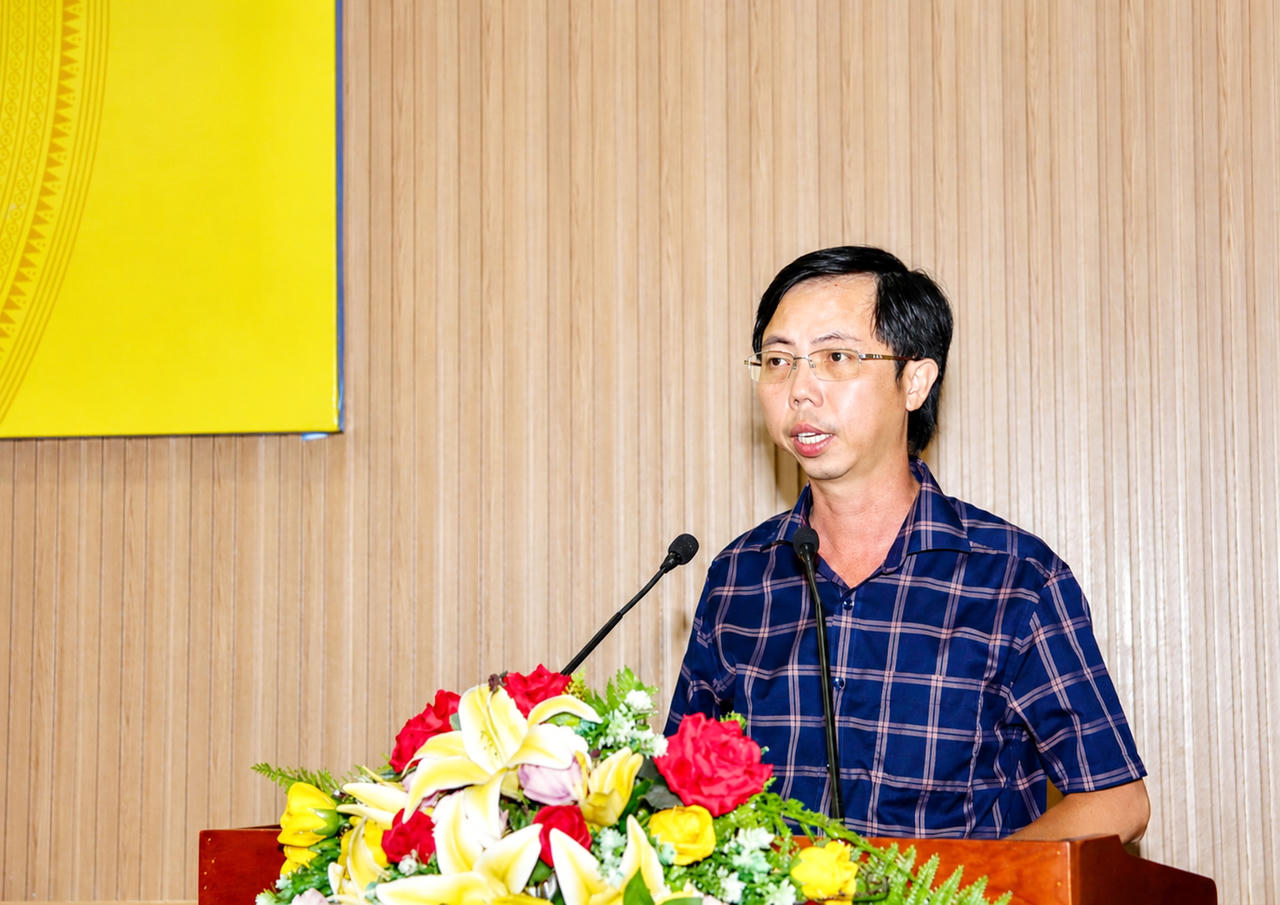 Ông Lý Vỹ Triều Dương - Phó Giám đốc Sở Văn hóa, Thể thao và Du lịch tỉnh Cà Mau thông tin về quy mô, ý nghĩa và các hoạt động nổi bật của Ngày hội Khinh khí cầu (Ảnh: Trọng Nghĩa).