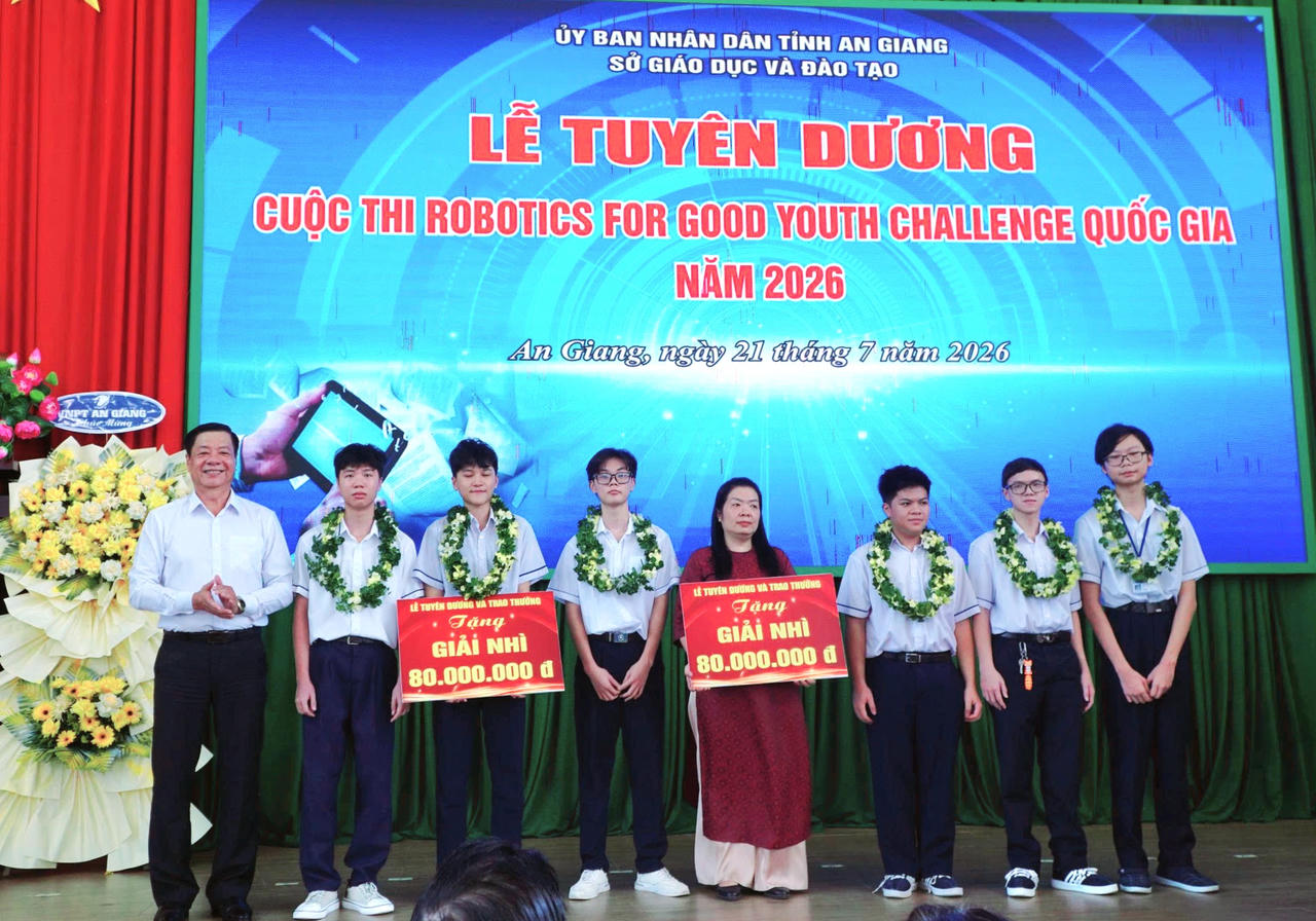 An Giang tôn vinh các tập thể, cá nhân có thành tích xuất sắc về AI, robotics và khởi nghiệp