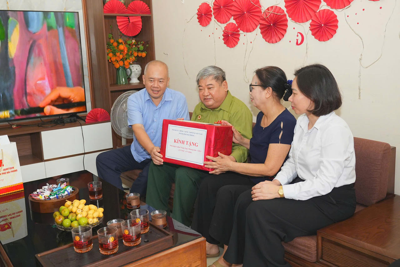 Chủ tịch UBND thành phố Đỗ Thành Trung thăm, tặng quà ông Đào Năng Đinh. (Ảnh Cổng TTĐT TP Hải Phòng)