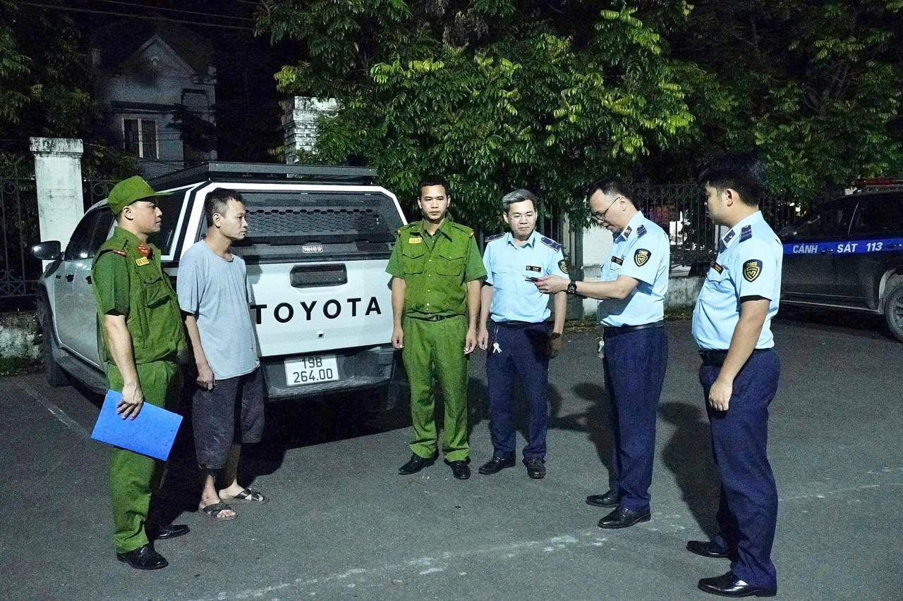 Số hàng hoá không rõ nguồn gốc được Công an tỉnh Tuyên Quang bàn giao cho Chi cục Quản lý thị trường tỉnh Tuyên Quang để xử lý theo quy định. (CATQ)