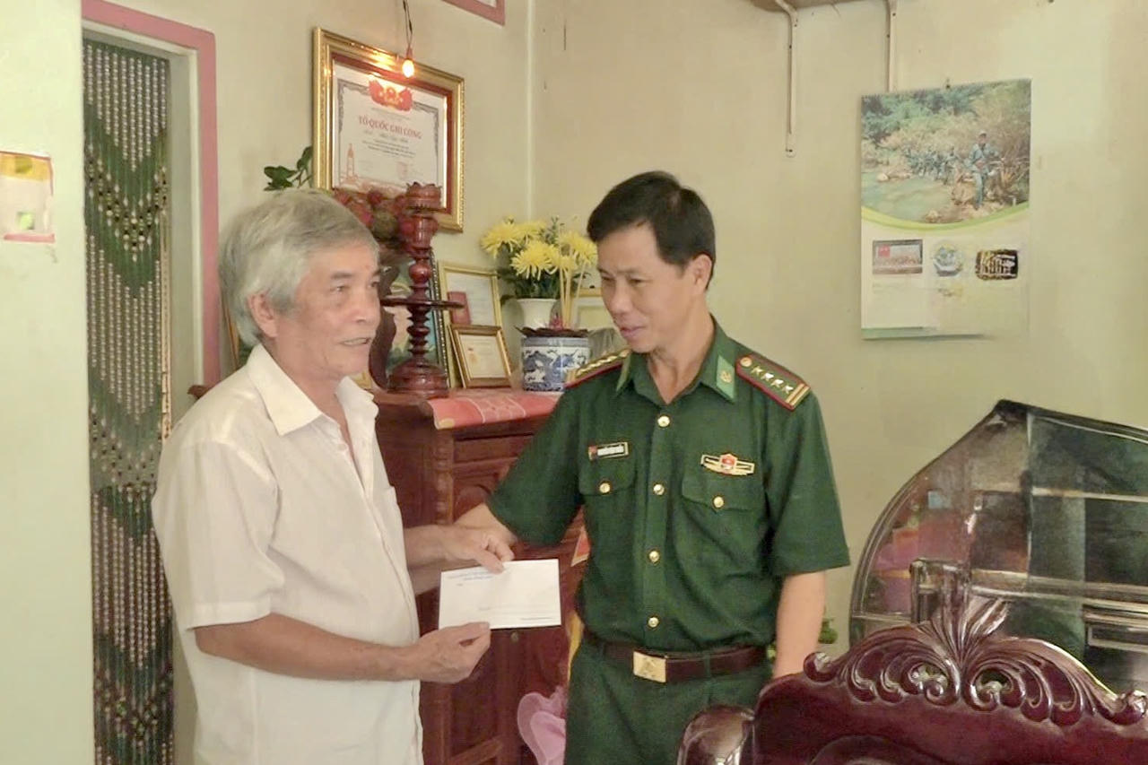 Đại tá Nguyễn Văn Triều ân cần thăm hỏi sức khỏe, đời sống của các gia đình. Ảnh: Trần Giỏi