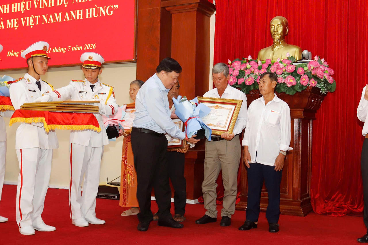 Ông Phạm Thành Ngại - Chủ tịch UBND tỉnh trao bằng công nhận đến các thân nhân các mẹ Việt Nam anh hùng.
