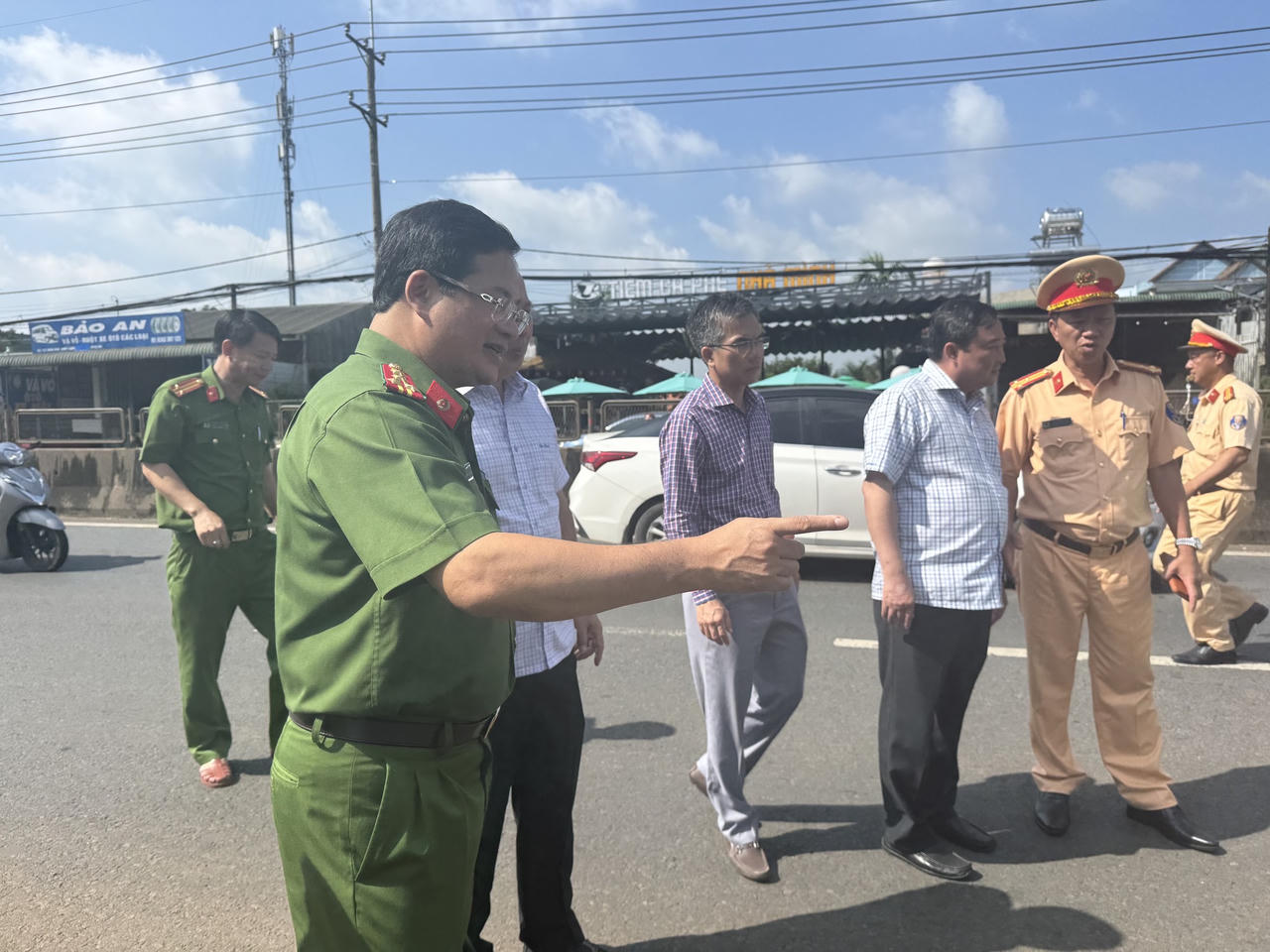 Chủ tịch UBND TP Đồng Nai Nguyễn Văn Út kiểm tra hiện trường vụ cháy xe khách. Ảnh: Duy Khương