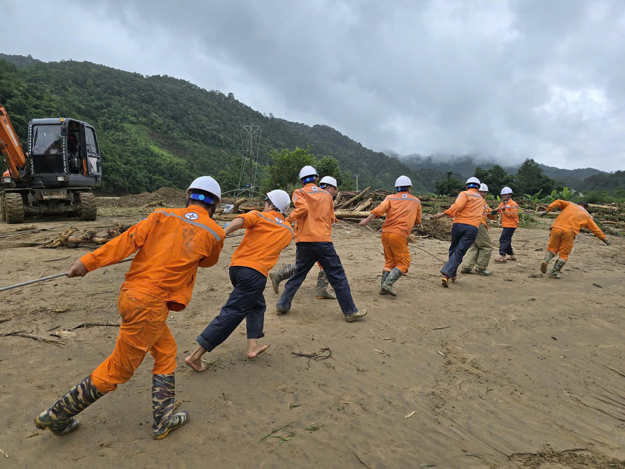 Xuyên đêm cấp điện trở lại cho toàn bộ khách hàng ở Lai Châu 