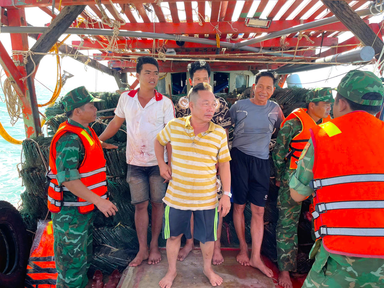 Lực lượng Đồn Biên phòng Gành Hào phối hợp với ngư dân cứu vớt an toàn 4 thuyền viên gặp nạn trên biển (Ảnh: Hoàng Tá).