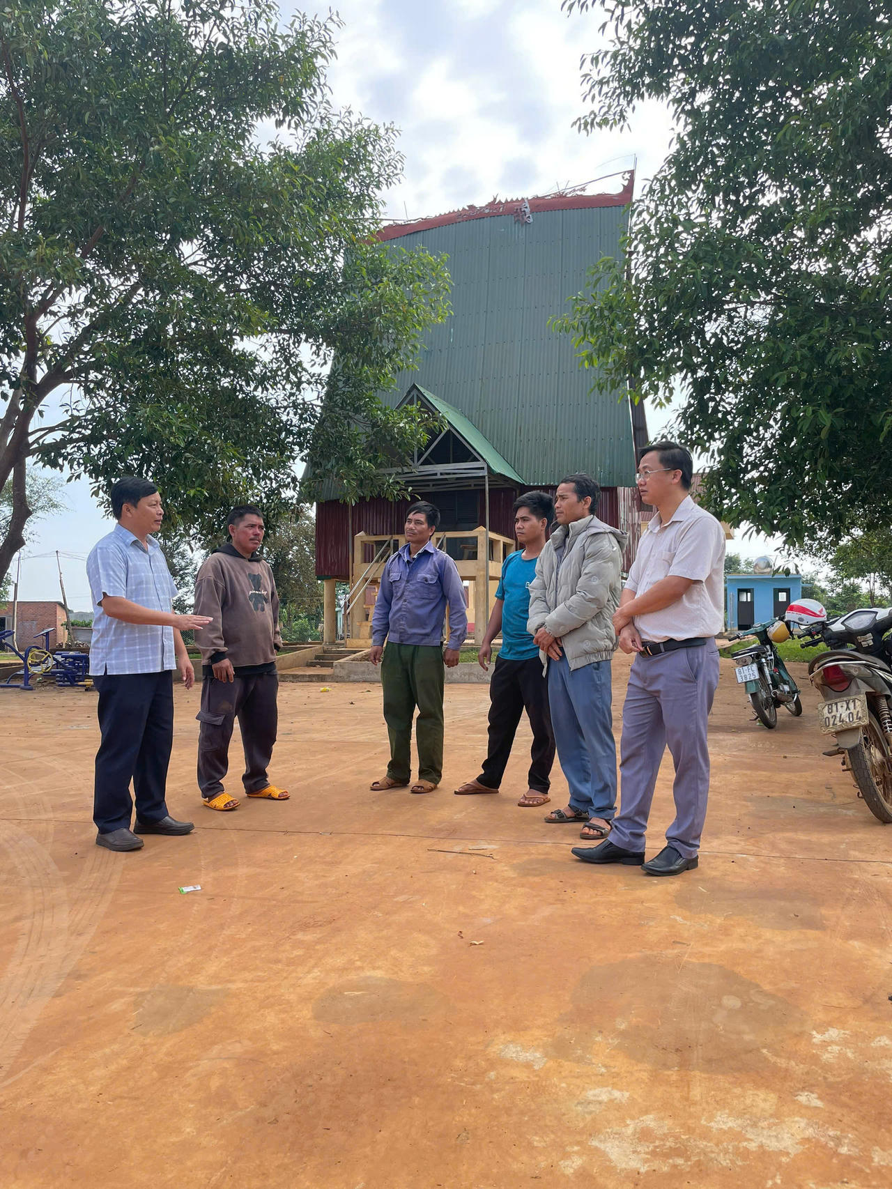 Ông Nguyễn Công Sơn, Chủ tịch UBND xã Ia Phí tuyên truyền, trao đổi với người dân về việc sắp xếp thôn, làng. (Ảnh: UBND xã Ia Phí)