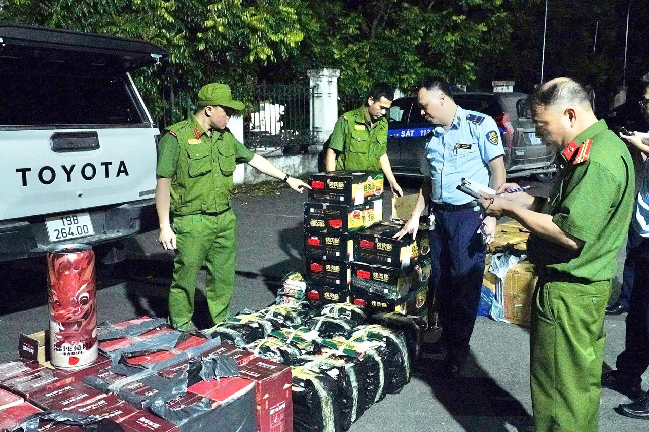Thu giữ hơn 1,5 tấn thực phẩm không rõ nguồn gốc 
