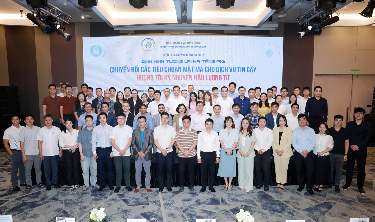 Các đại biểu dự Hội thảo chụp ảnh lưu niệm.