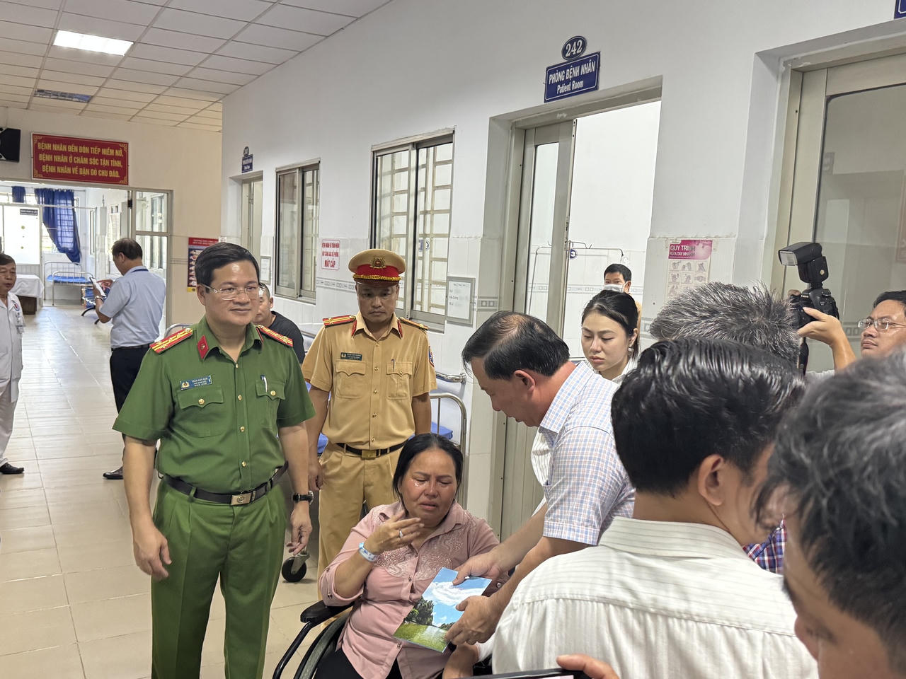 Chủ tịch UBND TP Đồng Nai Nguyễn Văn Út thăm hỏi, động viên các hành khách thoát nạn. Ảnh: Duy Khương