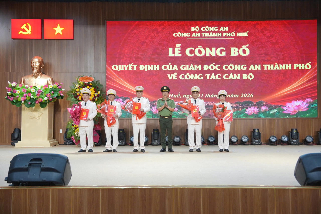Công bố quyết định về công tác cán bộ Công an TP Huế 
