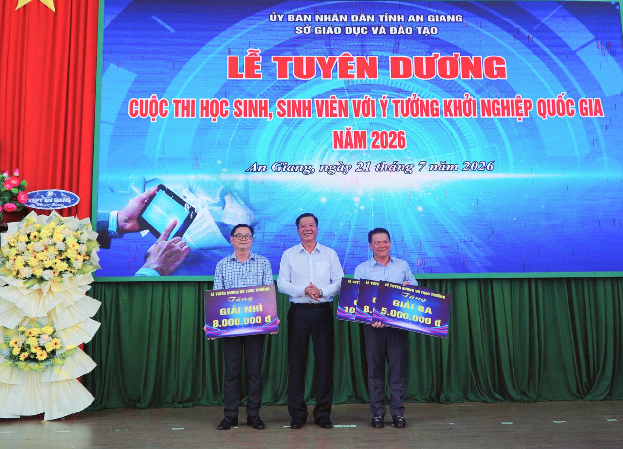 Trao thưởng các tập thể, cá nhân có thành tích xuất sắc tại Cuộc thi "Học sinh, sinh viên với ý tưởng khởi nghiệp" cấp Quốc gia