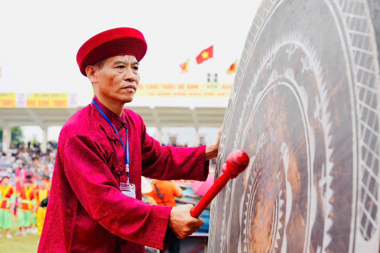 Ông Phạm Hoàng Tuấn - Phó Chủ tịch UBND phường Đồ Sơn đánh trống khai hội (Ảnh: Đại Thắng)