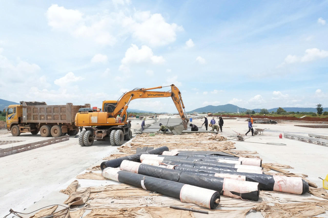 Sân bay Liên Khương đang được gấp rút nâng cấp, mở rộng. Ảnh. M.Long