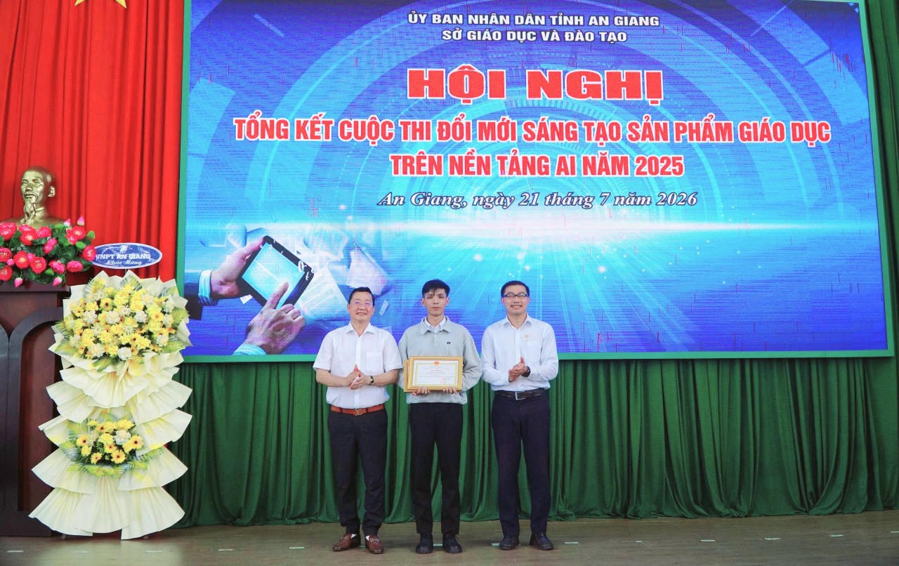 Khen thưởng cá nhân tác giả, nhóm tác giả đạt giải trong Cuộc thi Đổi mới sáng tạo sản phẩm giáo dục trên nền tảng AI năm 2025.