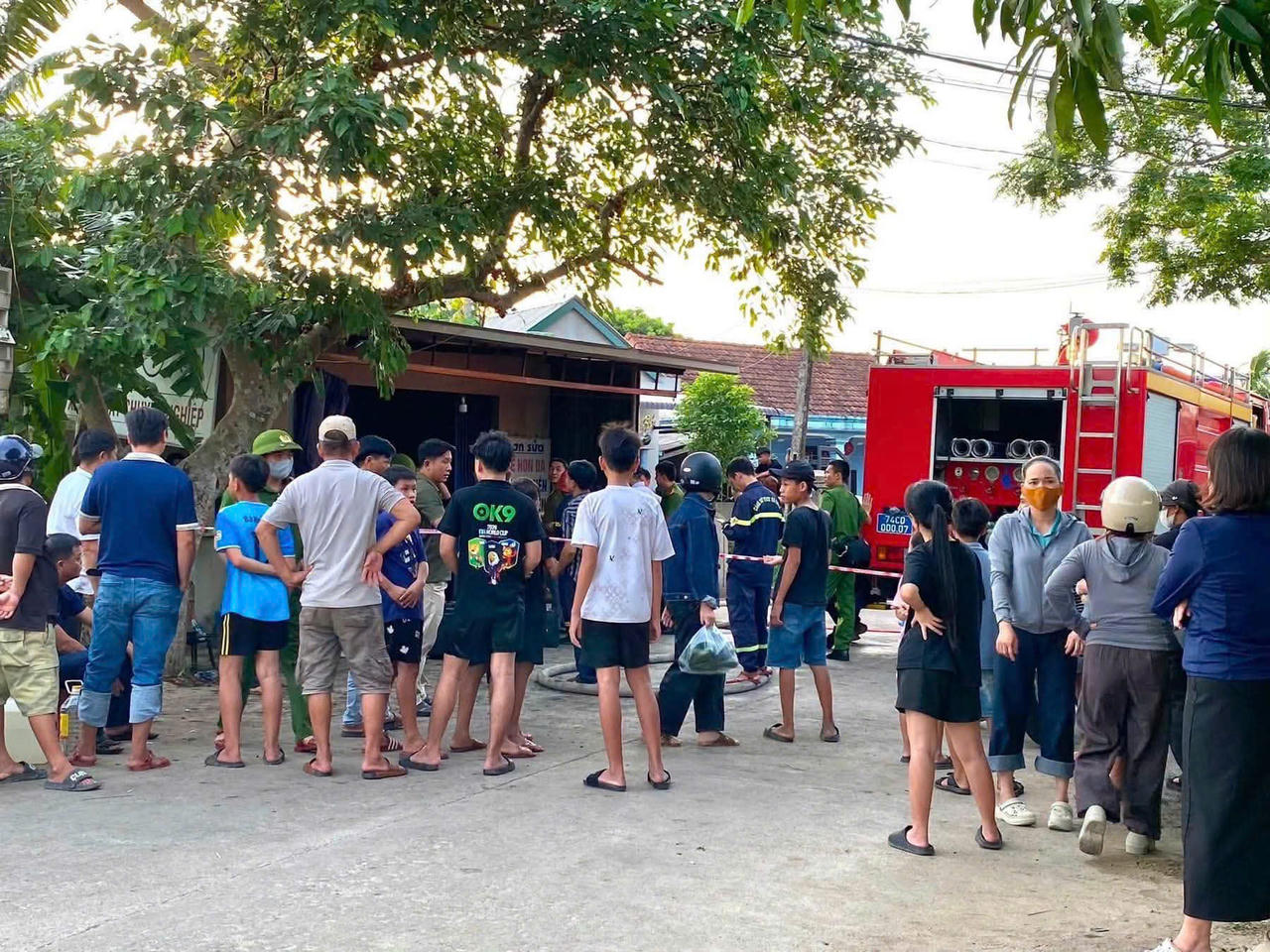 Lực lượng chức năng có mặt tại hiện trường vụ cháy để triển khai chữa cháy và điều tra nguyên nhân. (Ảnh Sơn Nguyễn).