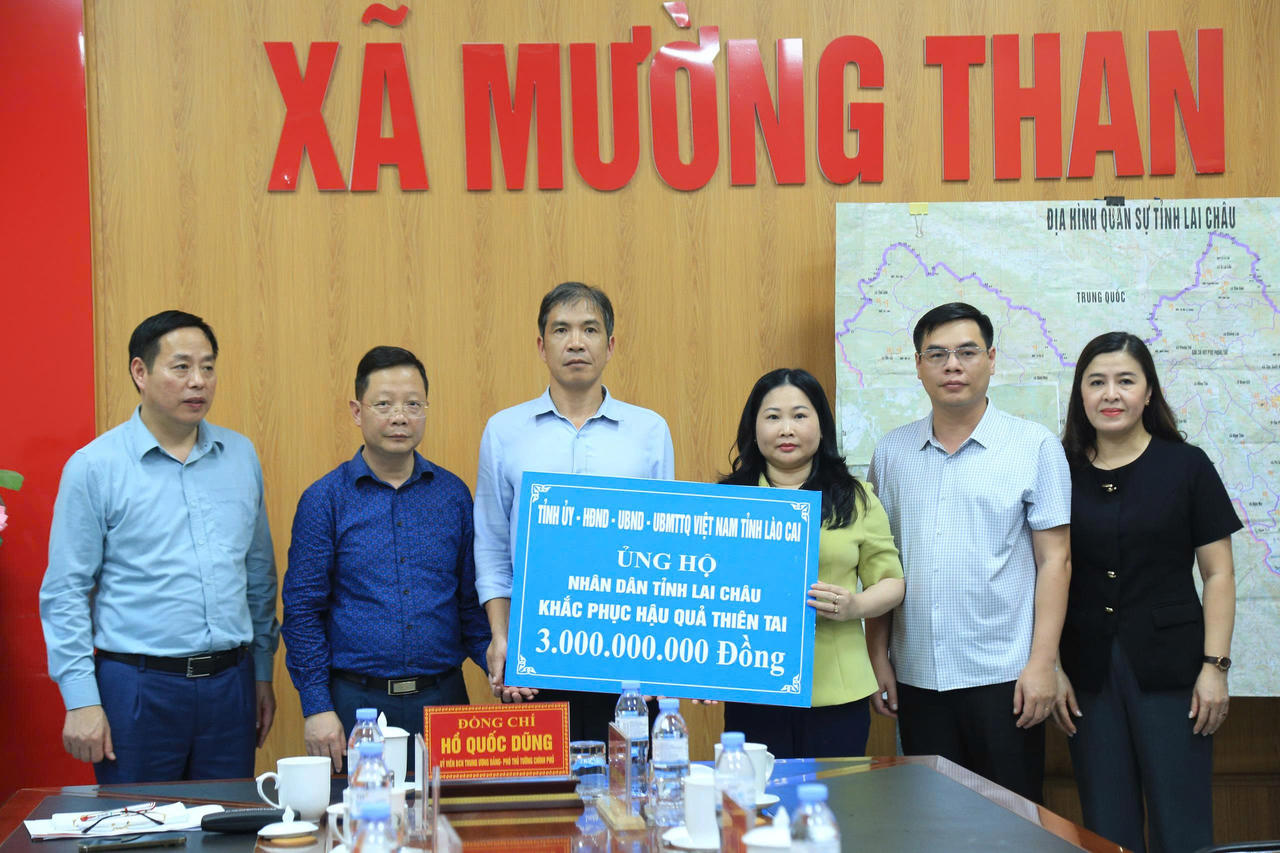 Lãnh đạo tỉnh Lào Cai trao hỗ trợ cho tỉnh Lai Châu (Ảnh: laocai.gov.vn)