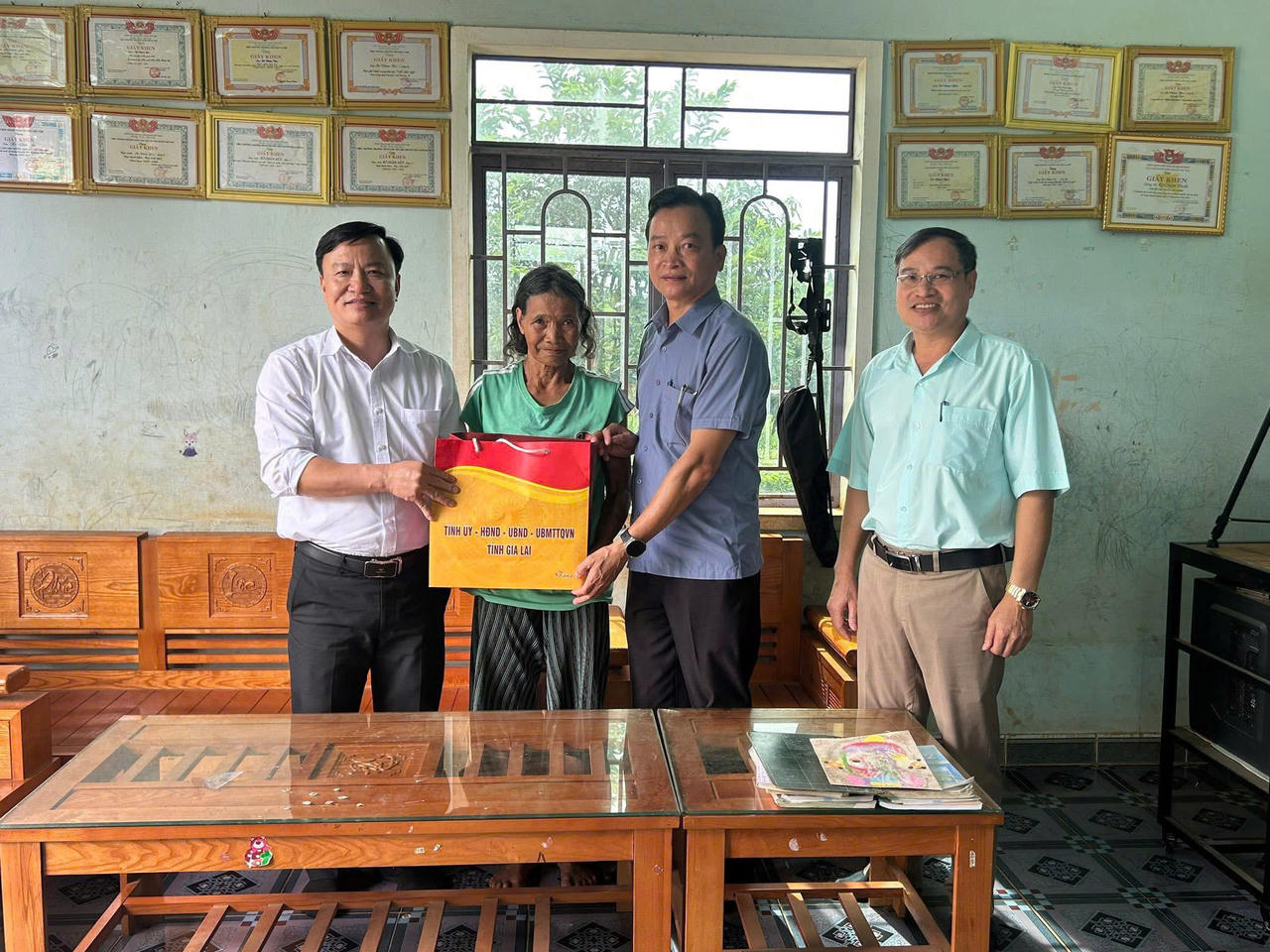 Ông Phạm Quang Long, Phó Chủ tịch UBND xã Ia Phí, thăm và tặng quà gia đình chính sách nhân dịp 27/7. (Ảnh: UBND xã Ia Phí)