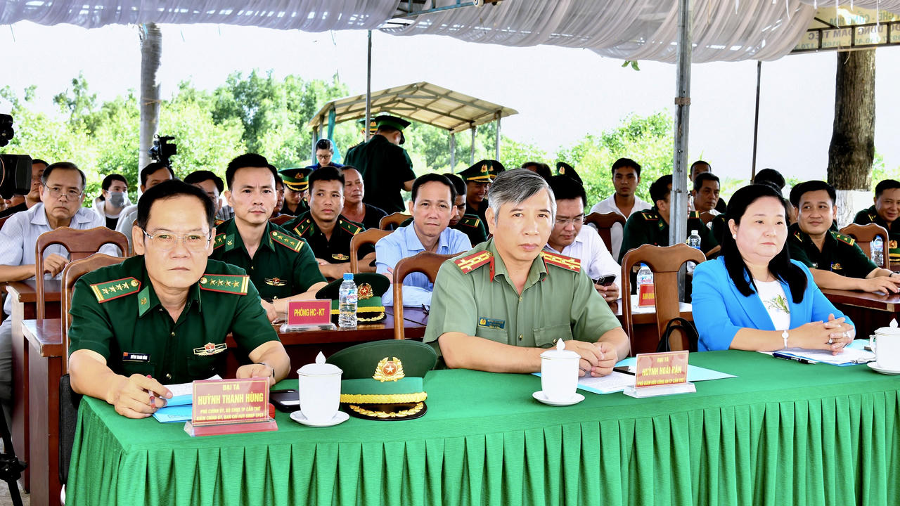 Các đại biểu tham dự lễ ra quân. Ảnh: Văn Long