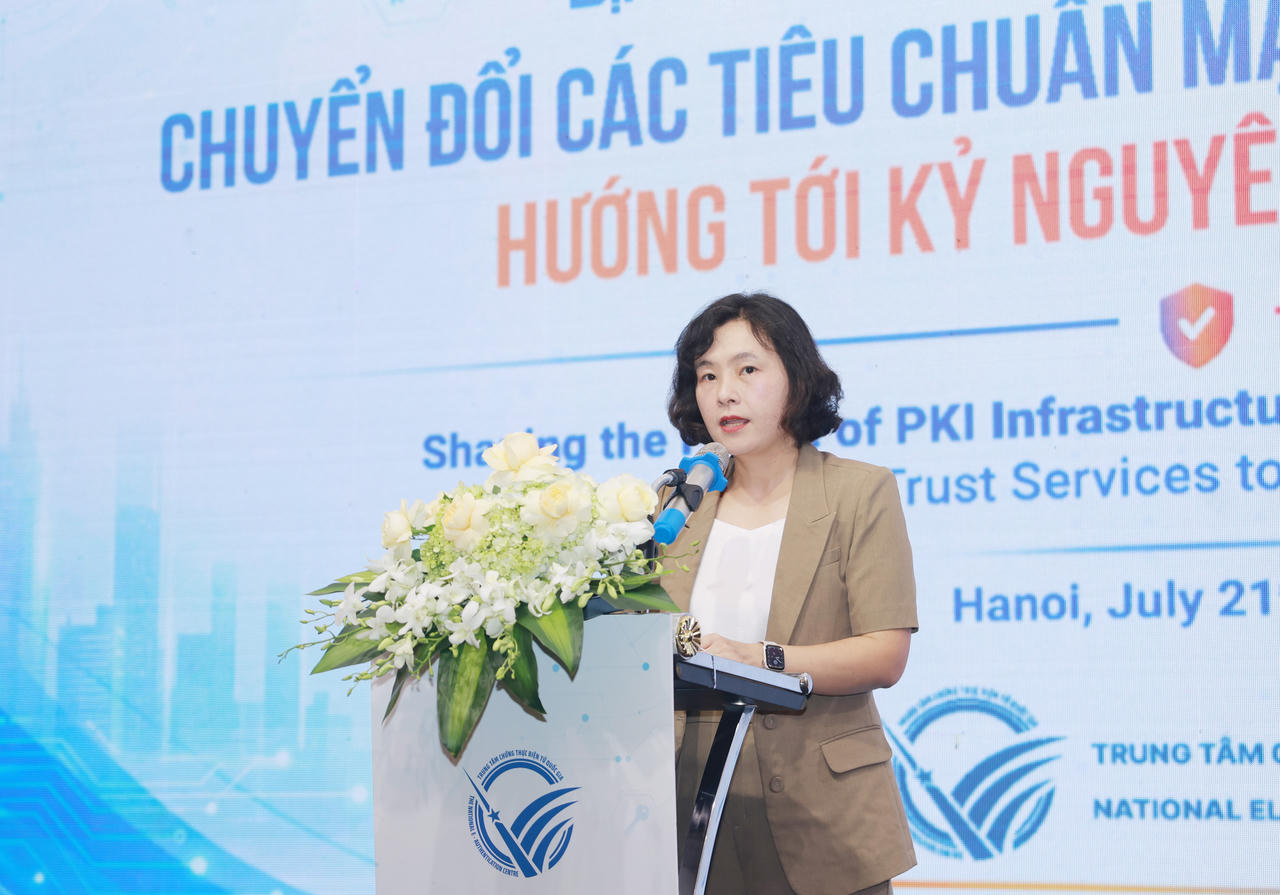 Giám đốc NEAC Tô Thị Thu Hương phát biểu.