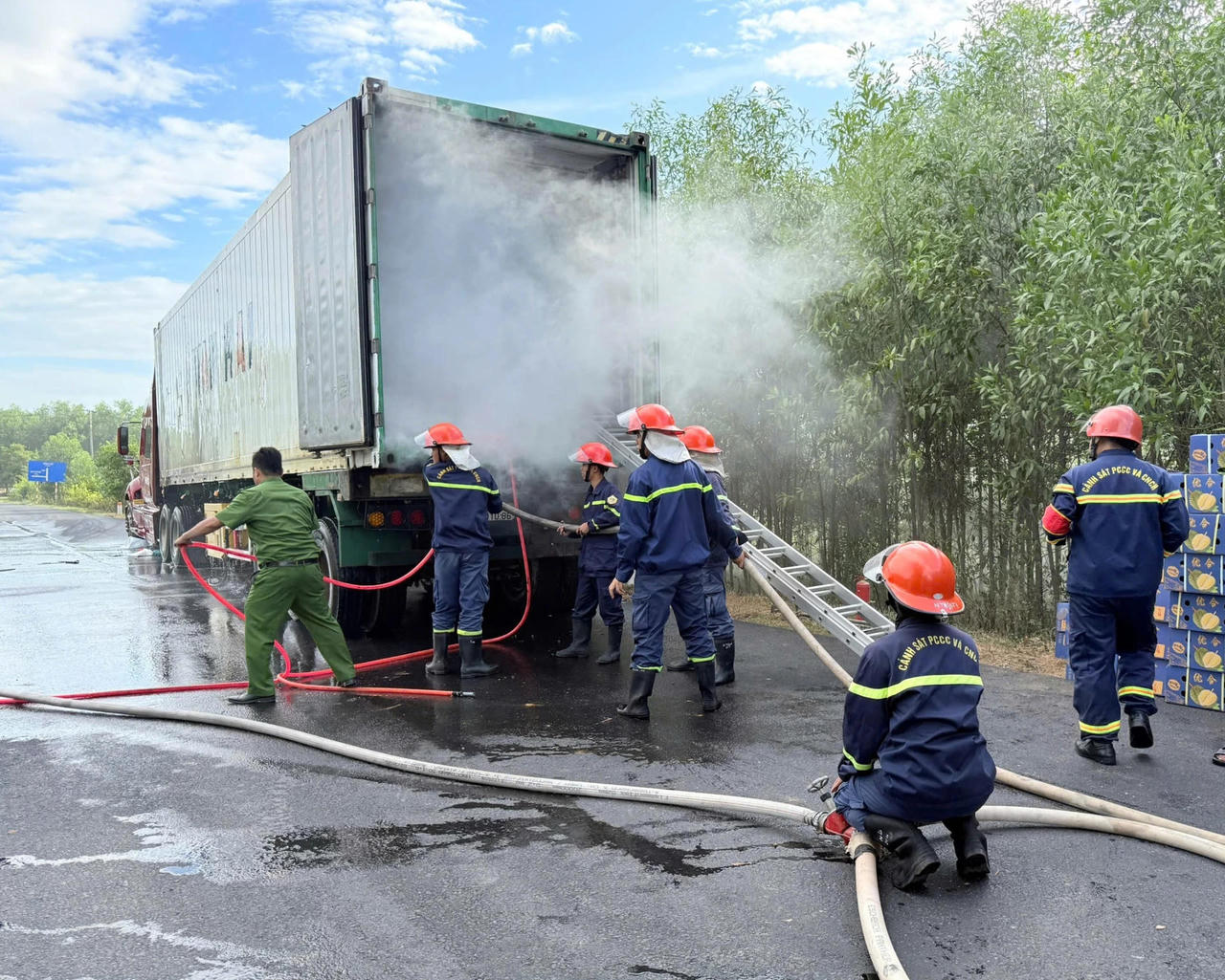Xe tải chở 20 tấn sầu riêng bốc cháy trên đường Hồ Chí Minh