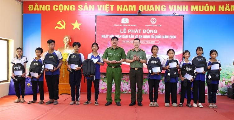 Hoạt động ý nghĩa, thiết thực tại 'Ngày hội toàn dân bảo vệ an ninh Tổ quốc' xã Tri Tôn