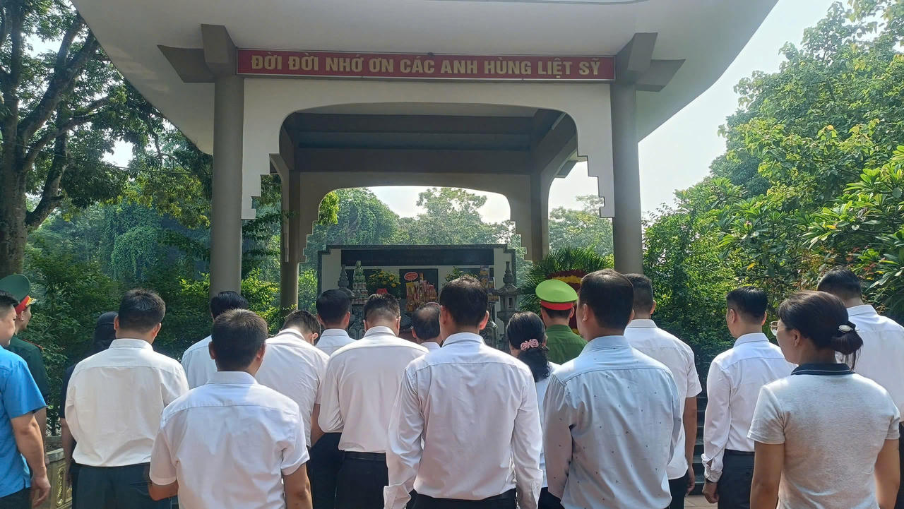 Đoàn dâng hương tại Nhà bia tưởng niệm liệt sĩ Vạn Hòa.