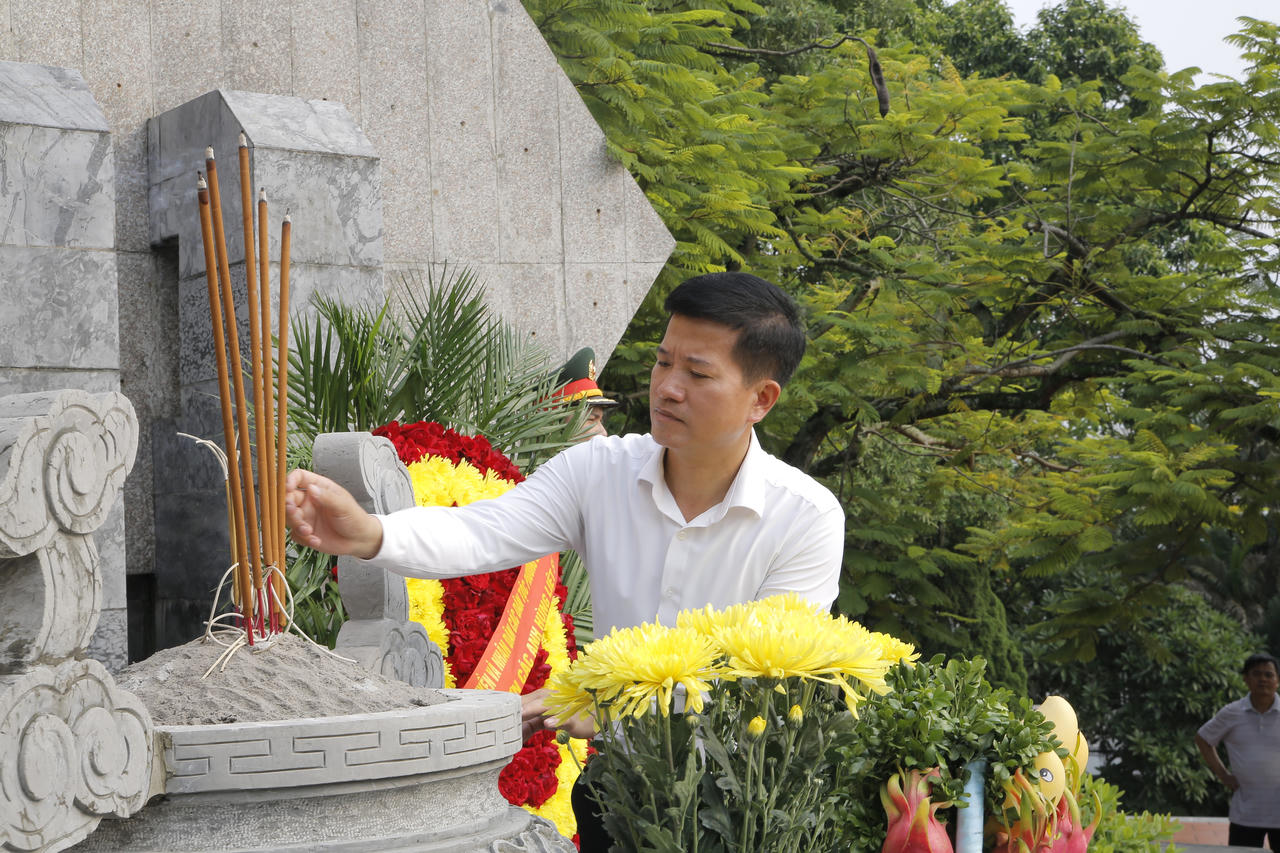 Đoàn dâng hương tại Đài tưởng niệm các Anh hùng liệt sĩ phường Lào Cai.