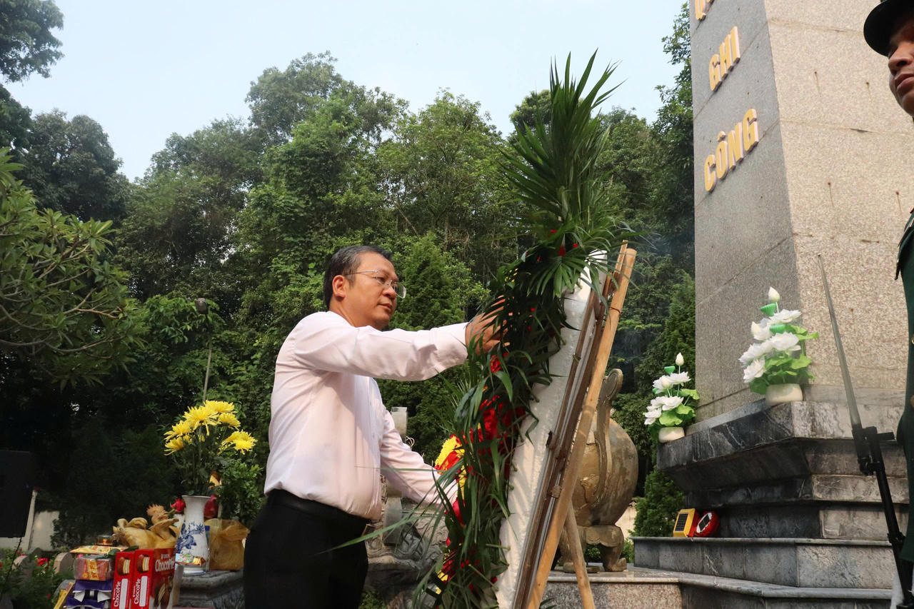 Lãnh đạo phường Lào Cai dâng hương tri ân các Anh hùng liệt sĩ nhân kỷ niệm 79 năm Ngày Thương binh - Liệt sĩ