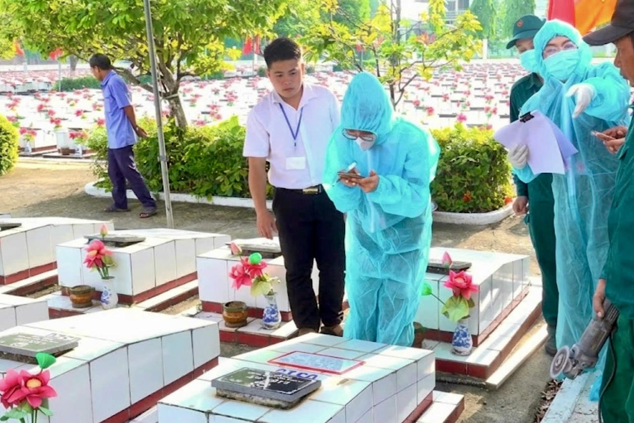 Tính đến ngày 21/7, các lực lượng chức năng đã tiến hành lấy mẫu sinh phẩm tại 13.625 phần mộ liệt sĩ. Ảnh: Lê Lối