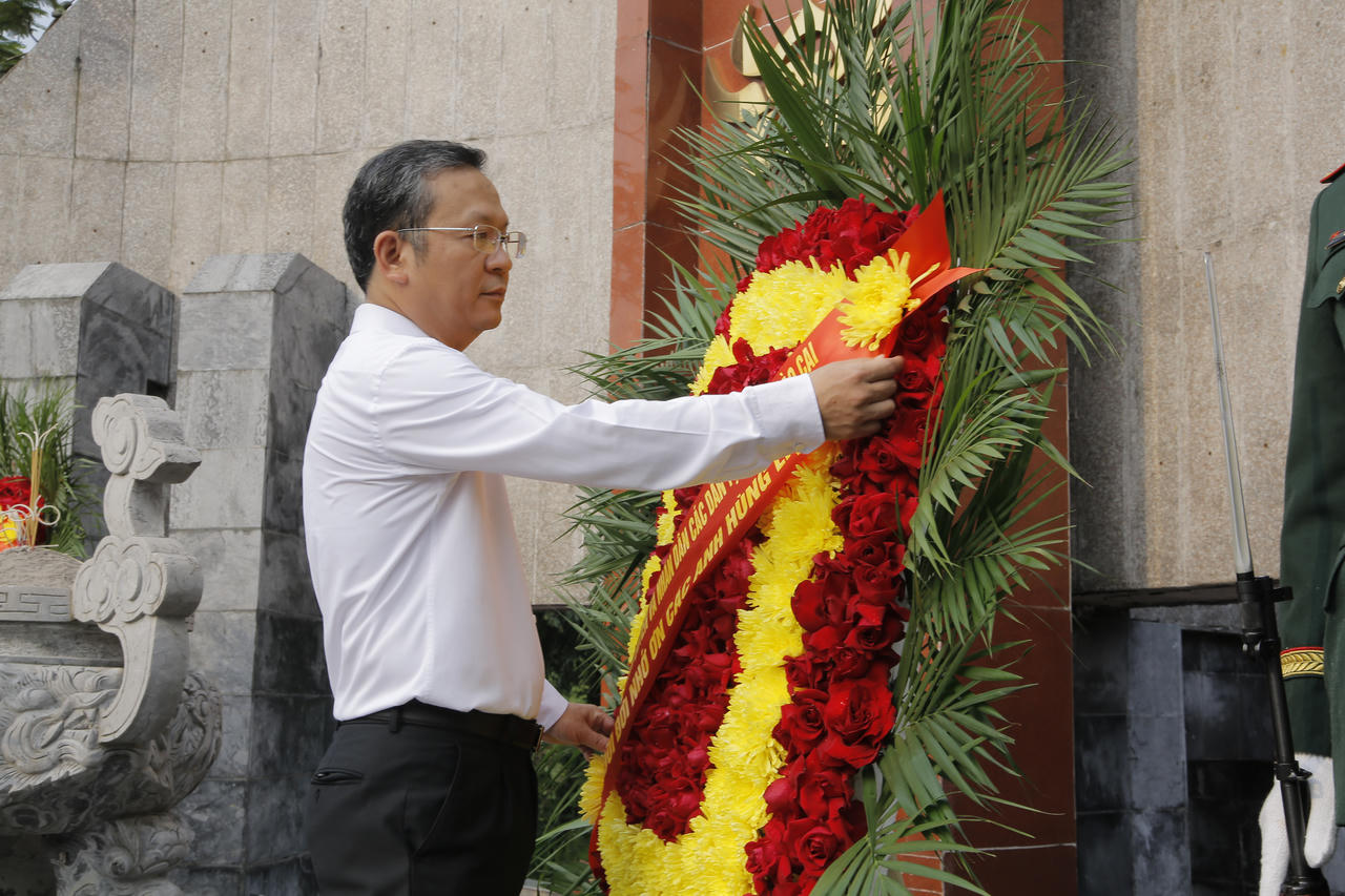 Lãnh đạo phường Lào Cai dâng hương tri ân các Anh hùng liệt sĩ nhân kỷ niệm 79 năm Ngày Thương binh - Liệt sĩ