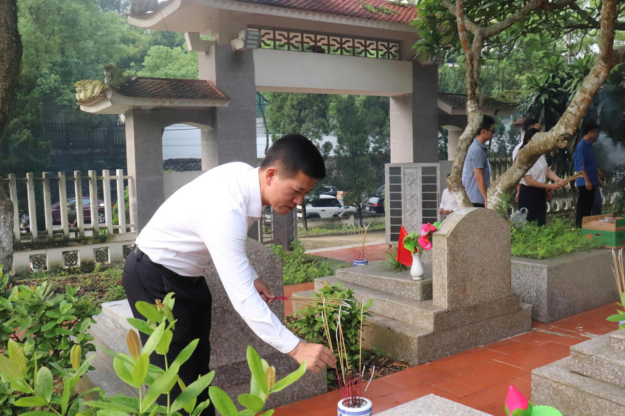 Lãnh đạo phường Lào Cai dâng hương tri ân các Anh hùng liệt sĩ nhân kỷ niệm 79 năm Ngày Thương binh - Liệt sĩ