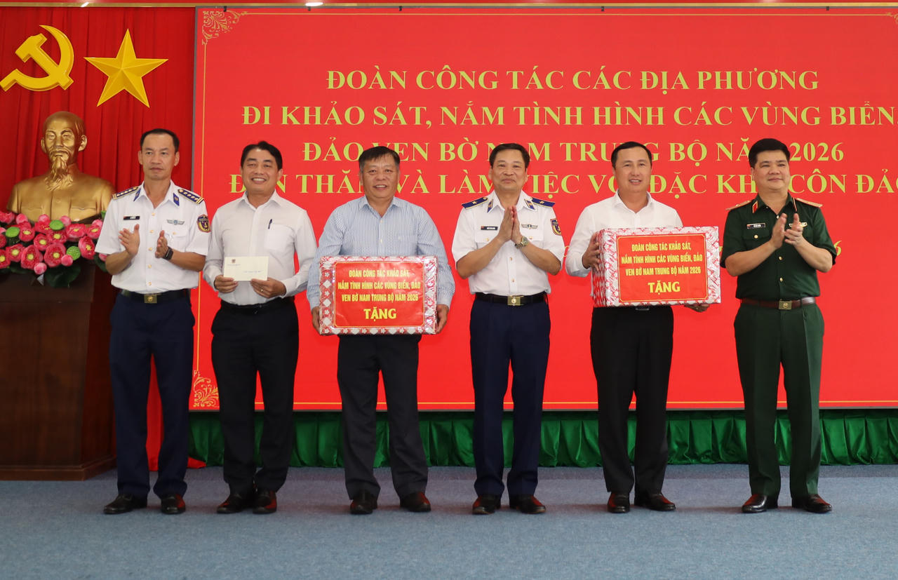 Tặng quà cho cấp uỷ, chính quyền đặc khu Côn Đảo. Ảnh: Đức Định.