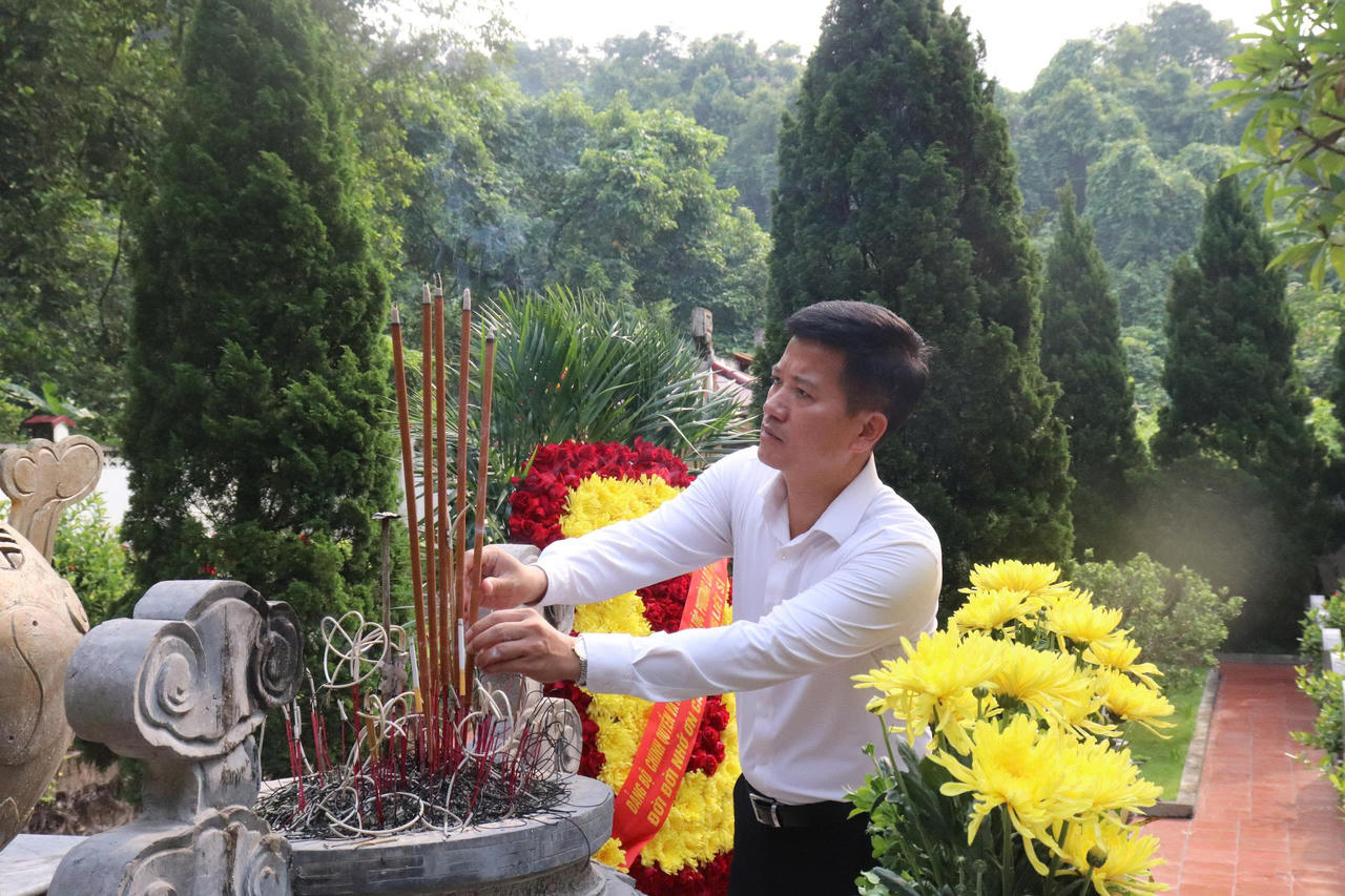 Lãnh đạo phường Lào Cai dâng hương tri ân các Anh hùng liệt sĩ nhân kỷ niệm 79 năm Ngày Thương binh - Liệt sĩ