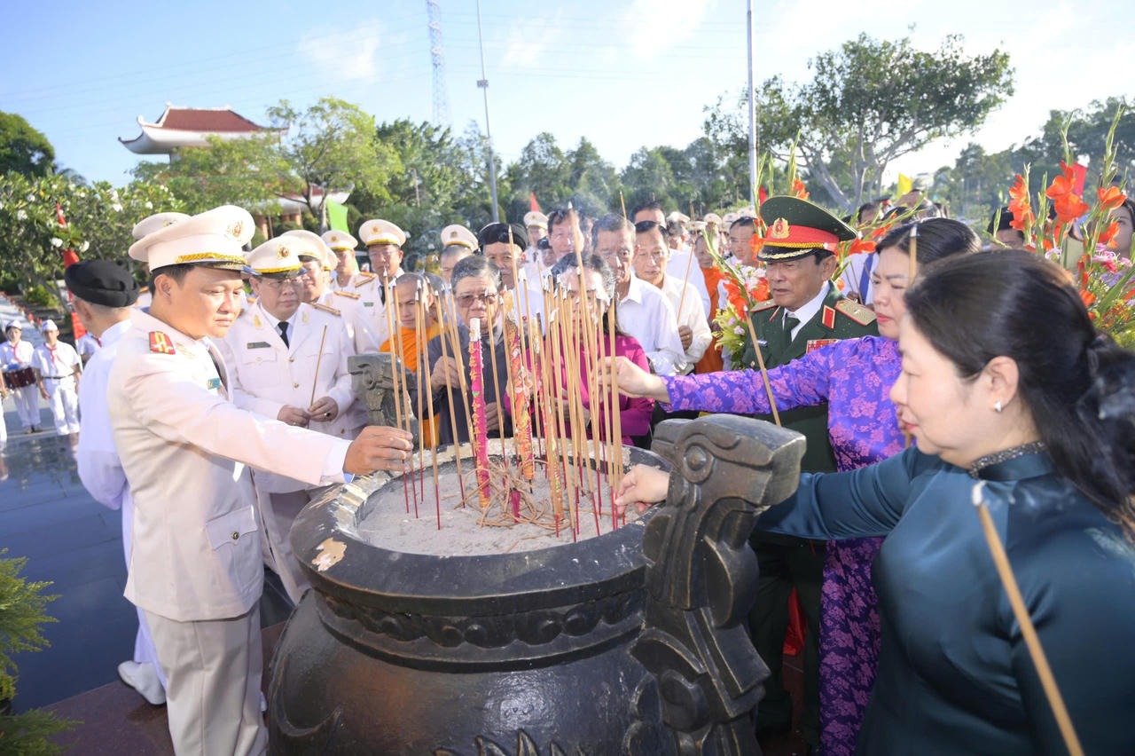 Lãnh đạo tỉnh An Giang dâng hoa, dâng hương kỷ niệm 79 năm Ngày Thương binh - Liệt sĩ