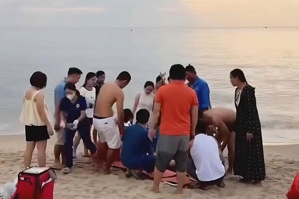 Chạy đua với thời gian, cứu 2 du khách bị đuối nước ở biển Nhật Lệ