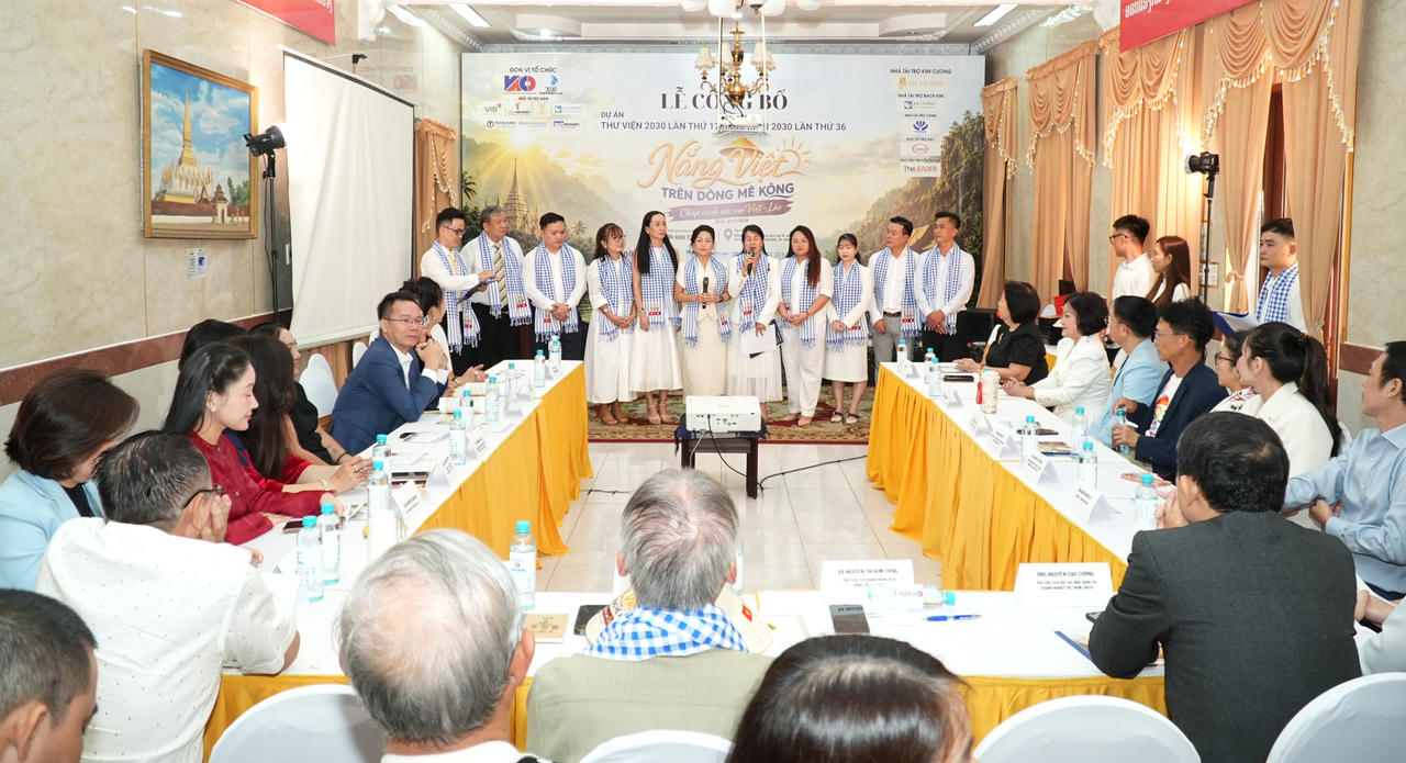 Thư viện 2030 lan tỏa tri thức đến học sinh Việt - Lào tại Attapeu 